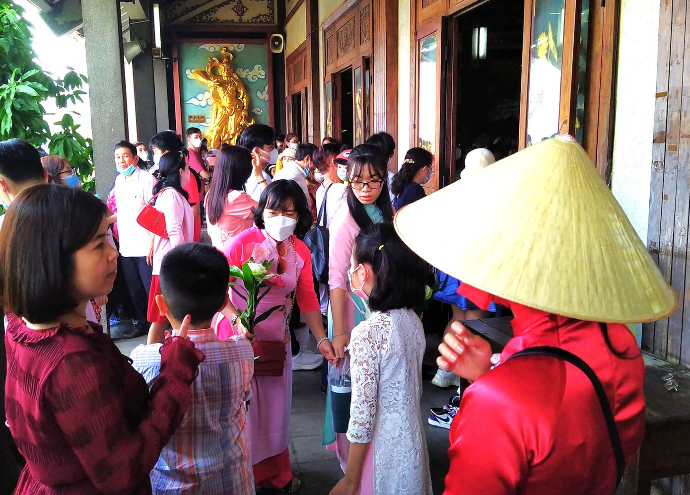 Các bậc cha mẹ đưa các con đến chùa để dâng lễ, tưởng nhớ tổ tiên trong ngày đầu năm mới Các bậc cha mẹ đưa các con đến chùa để dâng lễ, tưởng nhớ tổ tiên trong ngày đầu năm mới