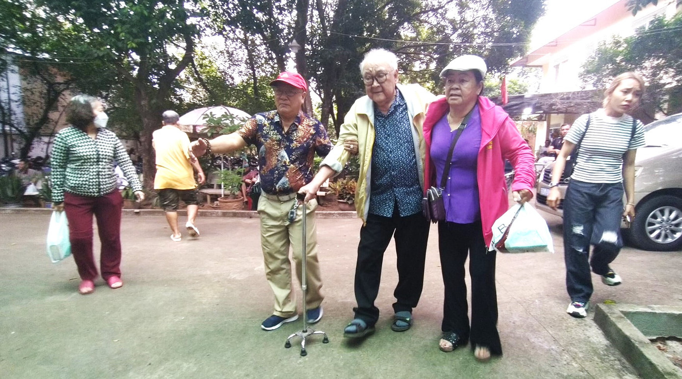 Nhiều nghệ sĩ phải cần tới người dìu để gặp đồng nghiệp, nghệ sĩ đàn em. Nhiều nghệ sĩ phải cần tới người dìu để gặp đồng nghiệp, nghệ sĩ đàn em.