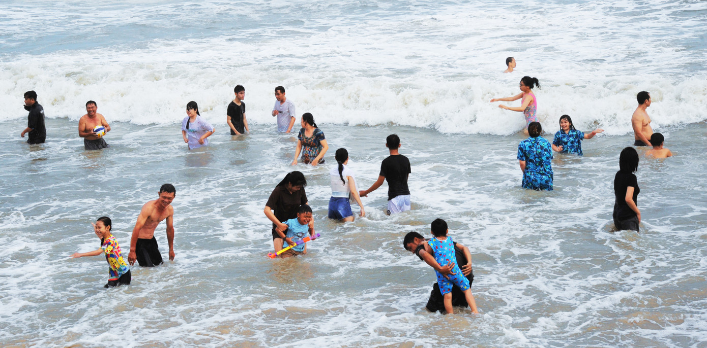 Biển xanh trong và sóng vừa phải đã thu hút nhiều du khách xuống tắm biển Biển xanh trong và sóng vừa phải đã thu hút nhiều du khách xuống tắm biển