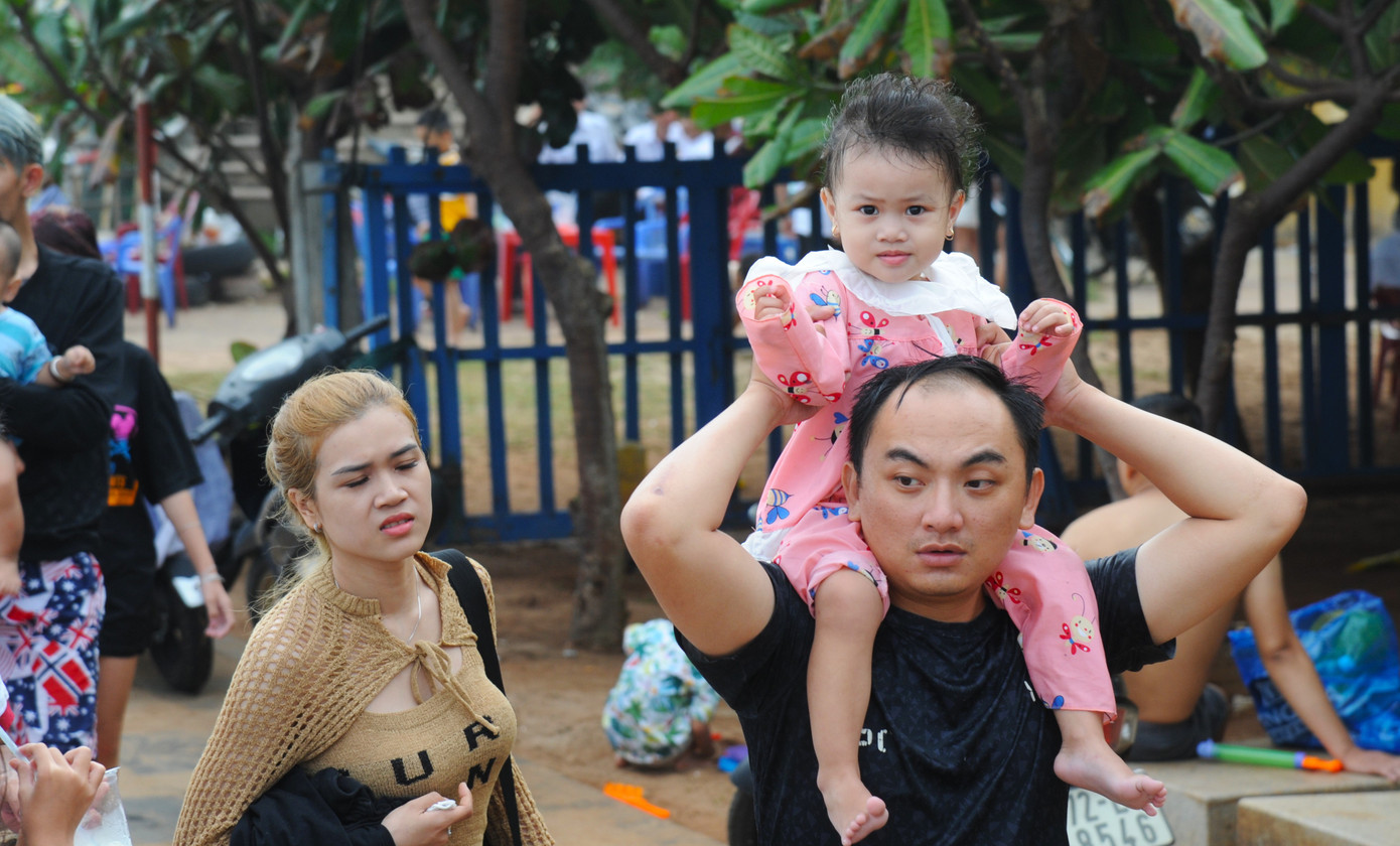 Một gia đình trẻ trải nghiệm du xuân trên bãi biển Vũng Tàu Một gia đình trẻ trải nghiệm du xuân trên bãi biển Vũng Tàu