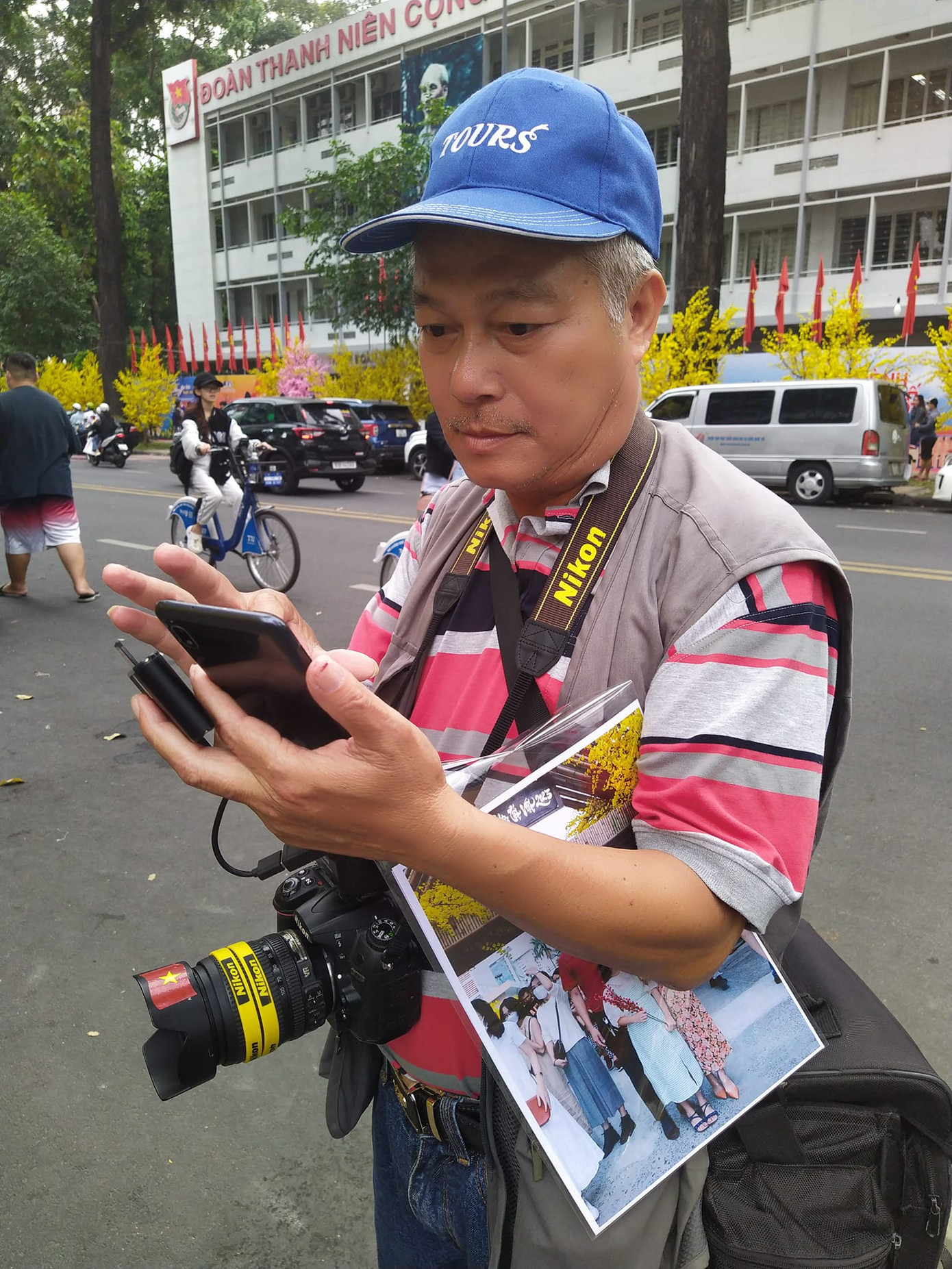 Nghe tin TPHCM tổ chức Lễ hội Tết, người thợ chụp ảnh này từ An Giang lên để hành nghề hy vọng một mùa bội thu, nhưng anh cho biết: "Người đi chơi Tết nườm nượp, nhưng ai cũng mang theo điện thoại để tự chụp. Mỗi ngày tôi chỉ kiếm được mấy trăm ngàn, trừ tiền thuê nhà và tiền ăn thì chẳng còn lại bao nhiêu". Nghe tin TPHCM tổ chức Lễ hội Tết, người thợ chụp ảnh này từ An Giang lên để hành nghề hy vọng một mùa bội thu, nhưng anh cho biết: "Người đi chơi Tết nườm nượp, nhưng ai cũng mang theo điện thoại để tự chụp. Mỗi ngày tôi chỉ kiếm được mấy trăm ngàn, trừ tiền thuê nhà và tiền ăn thì chẳng còn lại bao nhiêu".