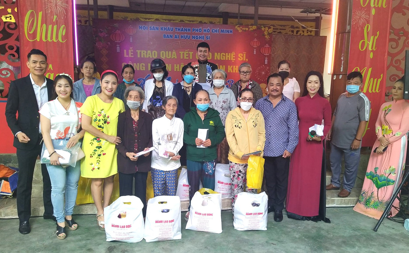 NSƯT Trịnh Kim Chi, Phó Chủ tịch Hội Sân khấu TPHCM cho biết riêng chương trình Mai Vàng nhân ái đã thông qua Hội Sân khấu TPHCM trao 200 phần quà Tết trị giá 100 triệu đồng cho các nghệ sĩ lão thành, kỹ thuật viên sân khấu, công nhân hậu đài có hoàn cảnh khó khăn. Ngoài ra có nhiều mạnh thường quân là doanh nghiệp và nghệ sĩ nổi tiếng cũng tài trợ, tặng phần quà ý nghĩa cho nghệ sĩ trong dịp Tết Quý Mão 2023. Hội Sân khấu TPHCM mong muốn nhận được sự quan tâm ủng hộ của khán giả, đặc biệt là sự giúp đỡ đối với nghệ sĩ gặp hoàn cảnh khó khăn. NSƯT Trịnh Kim Chi, Phó Chủ tịch Hội Sân khấu TPHCM cho biết riêng chương trình Mai Vàng nhân ái đã thông qua Hội Sân khấu TPHCM trao 200 phần quà Tết trị giá 100 triệu đồng cho các nghệ sĩ lão thành, kỹ thuật viên sân khấu, công nhân hậu đài có hoàn cảnh khó khăn. Ngoài ra có nhiều mạnh thường quân là doanh nghiệp và nghệ sĩ nổi tiếng cũng tài trợ, tặng phần quà ý nghĩa cho nghệ sĩ trong dịp Tết Quý Mão 2023. Hội Sân khấu TPHCM mong muốn nhận được sự quan tâm ủng hộ của khán giả, đặc biệt là sự giúp đỡ đối với nghệ sĩ gặp hoàn cảnh khó khăn.