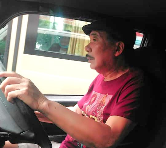 Nhạc sĩ Trần Tiến định cư tại Thành phố Vũng Tàu hơn 10 năm cho biết: "Tết Quý Mão này tôi đón rất nhiều bạn bè văn nghệ sĩ từ khắp nơi trên đất nước về Vũng Tàu du xuân". Trong ảnh là nhạc sĩ Trần Tiến đánh xe đi đón nhà văn Hồ Anh Thái và bạn bè từ Hà Nội vào Vũng Tàu sáng ngày 5 Tết Quý Mão.