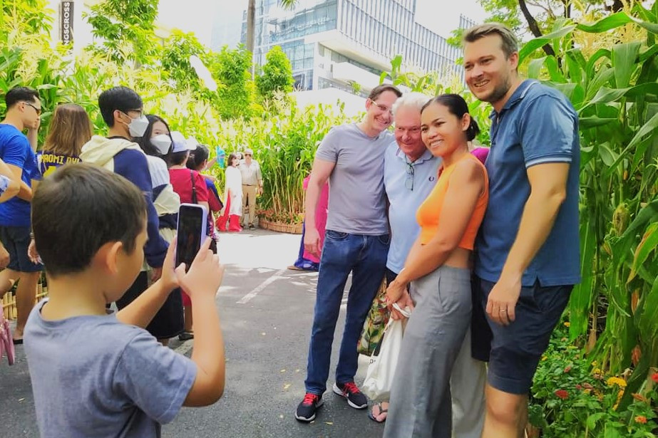 "Bác phó nháy" nhí chụp ảnh cho gia đình tại đường hoa xuân "Bác phó nháy" nhí chụp ảnh cho gia đình tại đường hoa xuân