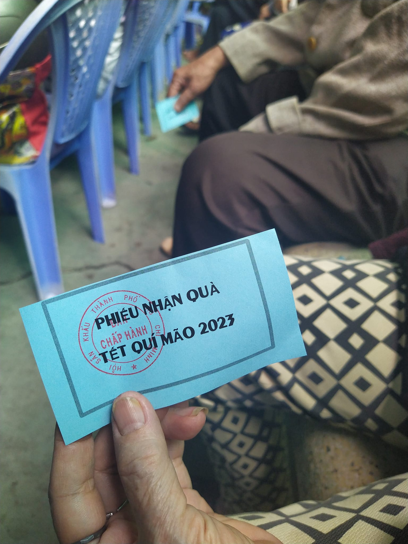 Năm nay các nghệ sĩ và lực lượng hậu đài nhận được nhiều phần quà từ nhà tài trợ khác nhau gồm cả tiền mặt và quà Tết. Năm nay các nghệ sĩ và lực lượng hậu đài nhận được nhiều phần quà từ nhà tài trợ khác nhau gồm cả tiền mặt và quà Tết.