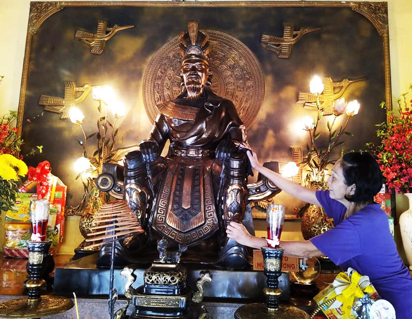 Khu vực đền thờ các vua Hùng đang được tân trang đón xuân. Chị Lâm, người trông coi đền cho biết: &quot;Đền thờ các vua Hùng nằm ở trung tâm của Hội hoa xuân nên vào dịp Tết, mỗi ngày có gần 10.000 khách tới dâng hương&quot;.