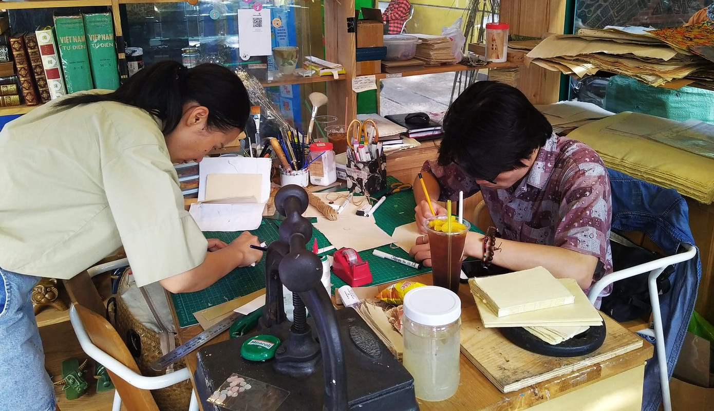 Các nghệ nhân trẻ miệt mài bảo tồn các cuốn sách cũ, quý hiếm phục vụ người chơi sách Tết Quý Mão 2023.