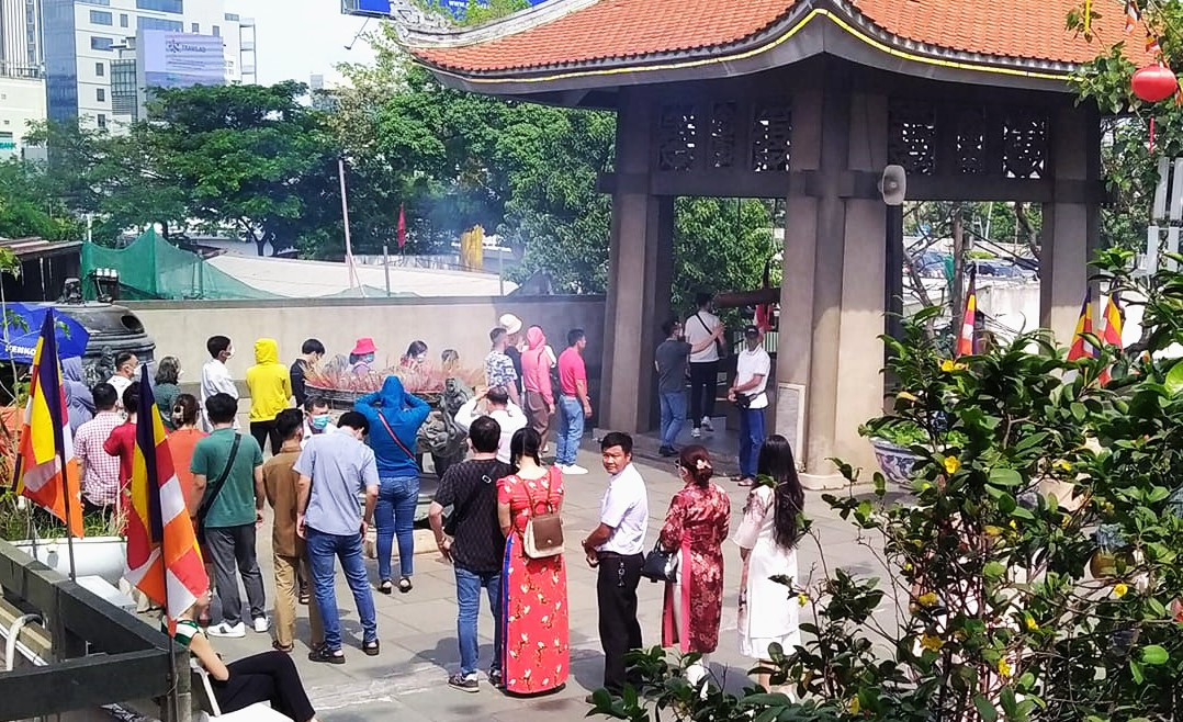 Dòng người xếp hàng chờ đánh chuông cầu may mắn đầu năm Dòng người xếp hàng chờ đánh chuông cầu may mắn đầu năm