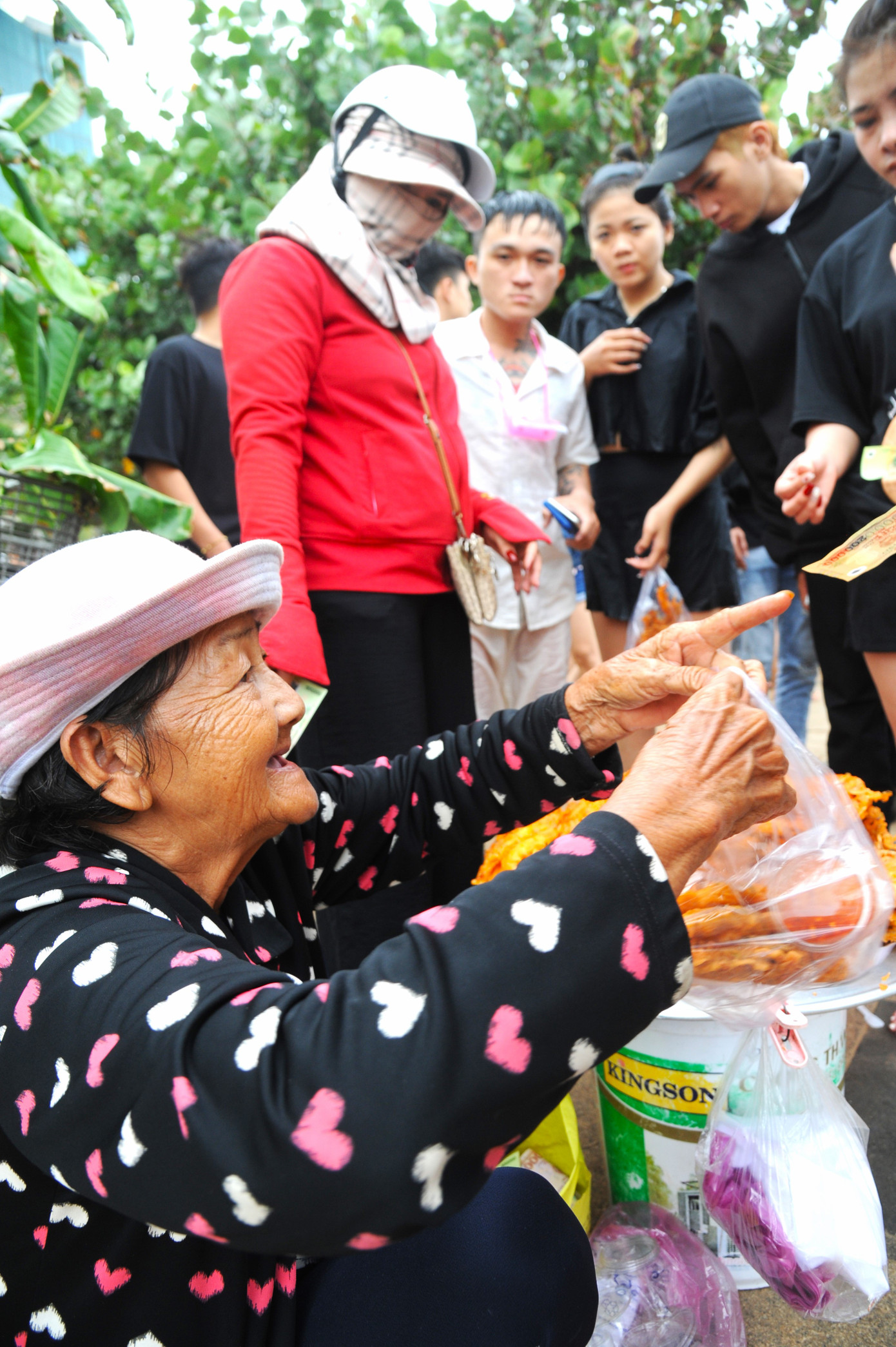 Cụ già bán bánh tôm phấn khởi vì du khách năm nay đông hơn hẳn các năm trước Cụ già bán bánh tôm phấn khởi vì du khách năm nay đông hơn hẳn các năm trước