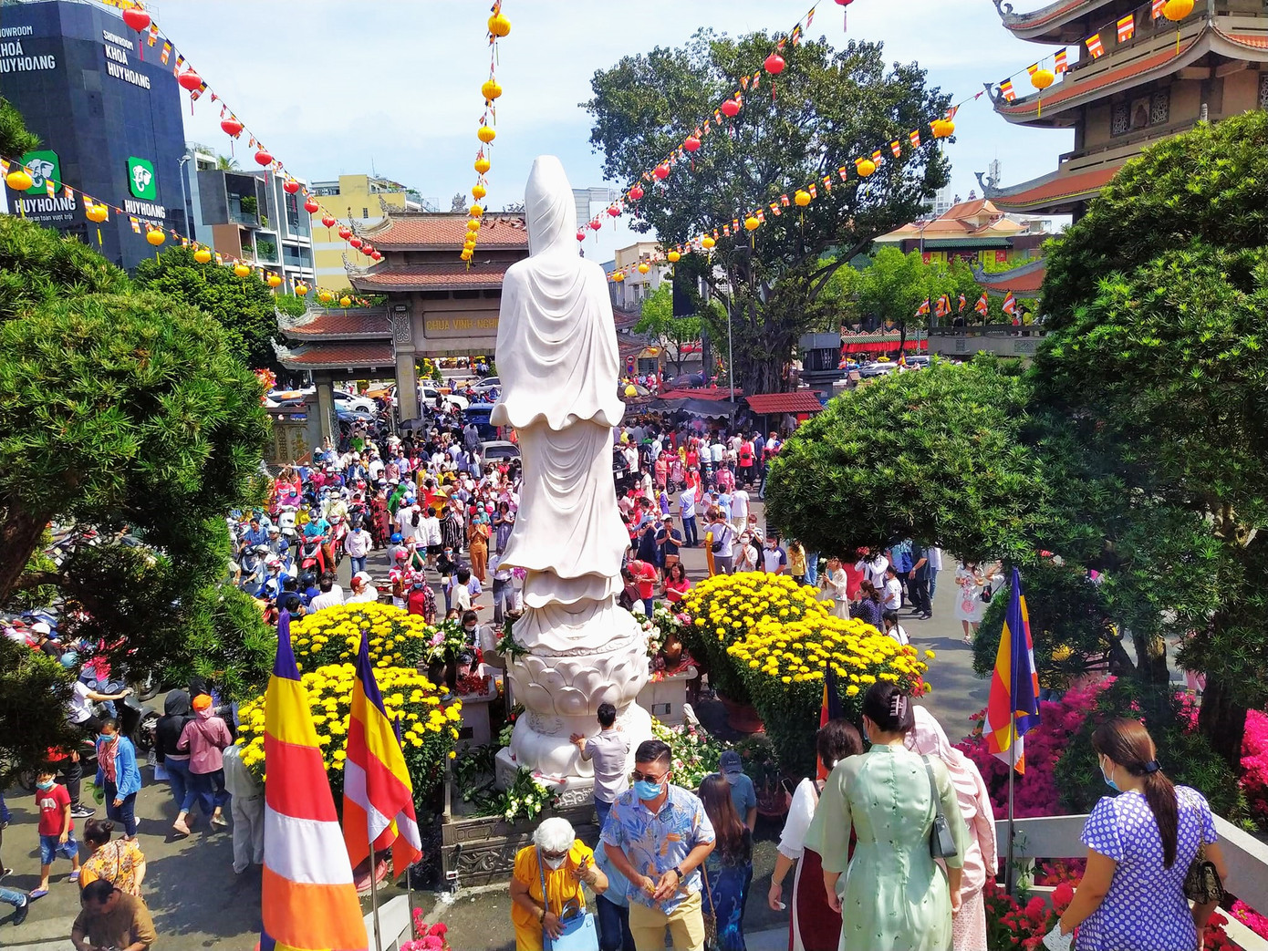 Sân chùa đông nghịt người trong ngày đầu năm Quý Mão 2023 Sân chùa đông nghịt người trong ngày đầu năm Quý Mão 2023