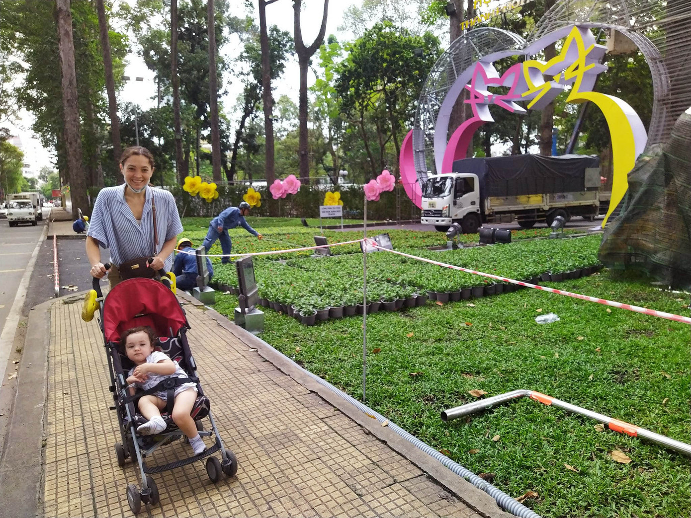 Du khách người Úc đưa con nhỏ tới tham quan Hội hoa xuân Quý Mão.