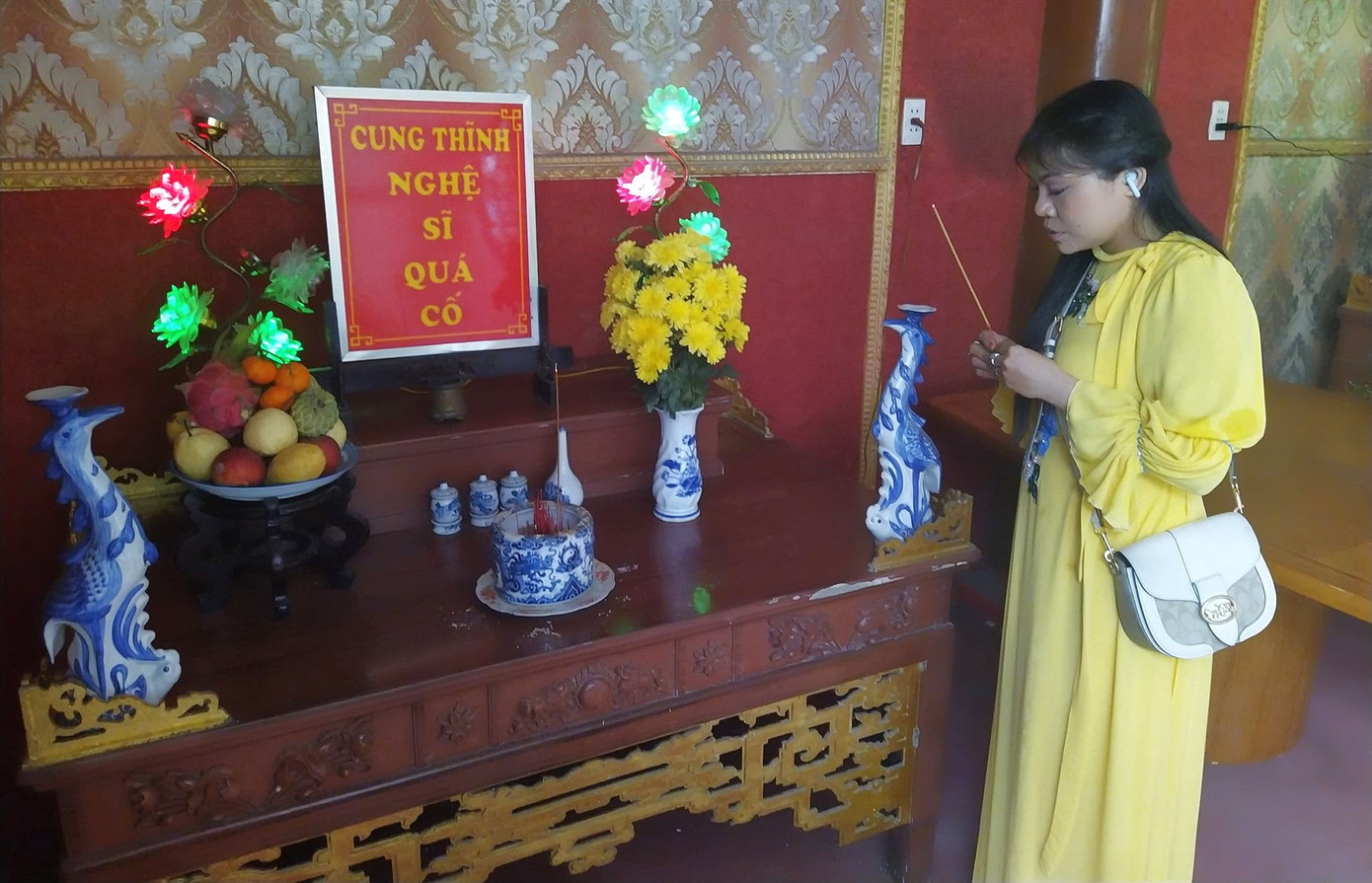 Viện dưỡng lão Nghệ sĩ từng nuôi dưỡng nhiều danh ca, đạo diễn, nhà quay phim gạo cội, nhưng họ đã lần lượt ra đi chính tại ngôi nhà chung này. Trong ảnh là nghệ sĩ của Nhà hát Trần Hữu Trang thắp hương tưởng niệm các bậc tiền bối. Viện dưỡng lão Nghệ sĩ từng nuôi dưỡng nhiều danh ca, đạo diễn, nhà quay phim gạo cội, nhưng họ đã lần lượt ra đi chính tại ngôi nhà chung này. Trong ảnh là nghệ sĩ của Nhà hát Trần Hữu Trang thắp hương tưởng niệm các bậc tiền bối.