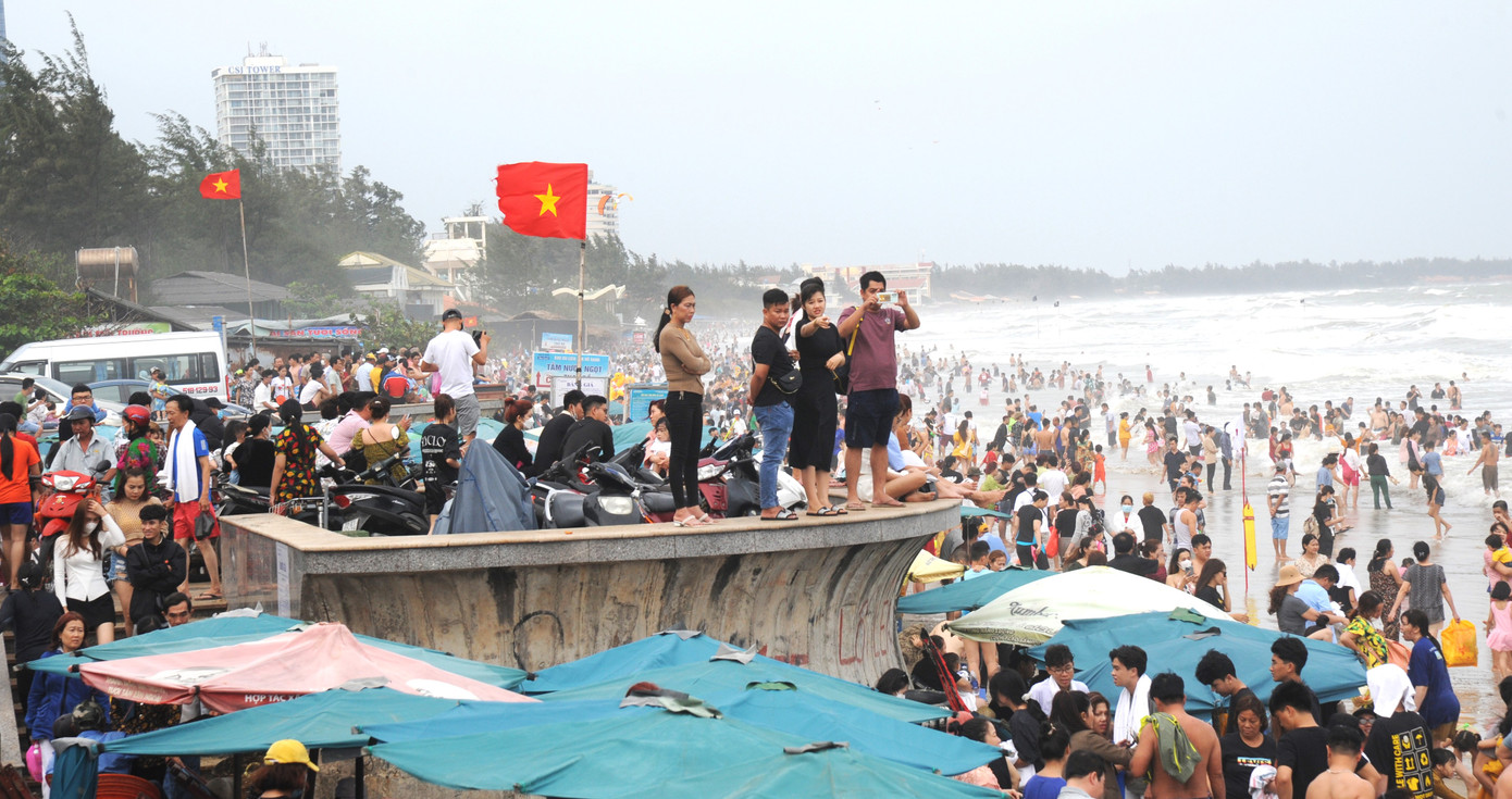 Xe cộ và du khách chen chân trên bờ, không dễ tìm ra một chỗ để đứng Xe cộ và du khách chen chân trên bờ, không dễ tìm ra một chỗ để đứng