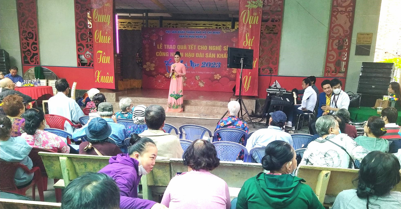 Sáng 1/11/2023, nhiều nghệ sĩ đã đến biểu diễn phục vụ cho nghệ sĩ lão thành tạo bầu không khí náo nhiệt. Sáng 1/11/2023, nhiều nghệ sĩ đã đến biểu diễn phục vụ cho nghệ sĩ lão thành tạo bầu không khí náo nhiệt.