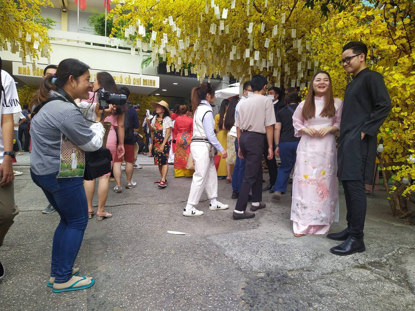 Một tay máy nữ tả xung hữu đột, khách hàng của chị là đôi nam nữ muốn chụp ảnh cầu kỳ và chất lượng cao. Một tay máy nữ tả xung hữu đột, khách hàng của chị là đôi nam nữ muốn chụp ảnh cầu kỳ và chất lượng cao.