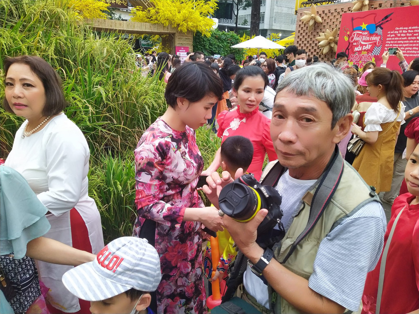 Tay máy Trần Phong cho biết: "Trời đổ mưa xuân nên các tay máy không dám chụp nhiều, sợ hỏng máy. Mỗi ngày kiếm được vài trăm nghìn đồng là việc không hề dễ dàng". Tay máy Trần Phong cho biết: "Trời đổ mưa xuân nên các tay máy không dám chụp nhiều, sợ hỏng máy. Mỗi ngày kiếm được vài trăm nghìn đồng là việc không hề dễ dàng".