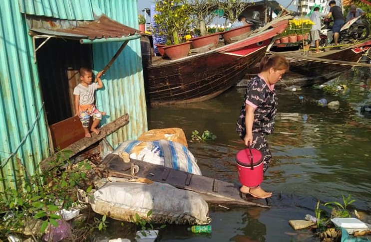 Người mẹ trẻ cùng 3 đứa con thơ sống trên thuyền. Chị nói: "Tôi buôn bán lặt vặt bên bờ sông. Mấy hôm nay, công việc nhiều nên cũng chưa chuẩn bị gì được cho Tết. Chỉ mong 3 đứa con được mạnh khỏe là mừng". Người mẹ trẻ cùng 3 đứa con thơ sống trên thuyền. Chị nói: "Tôi buôn bán lặt vặt bên bờ sông. Mấy hôm nay, công việc nhiều nên cũng chưa chuẩn bị gì được cho Tết. Chỉ mong 3 đứa con được mạnh khỏe là mừng".