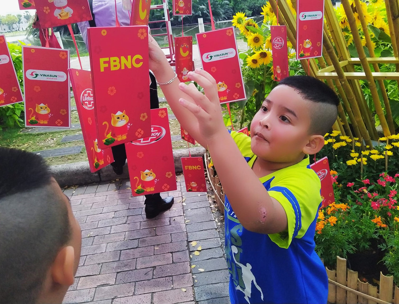 Các em bé Singapore vui chơi trên đường hoa xuân Các em bé Singapore vui chơi trên đường hoa xuân