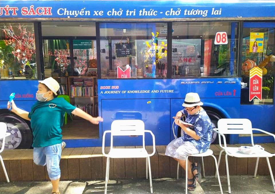 Các quầy sách được bố trí rất đẹp và lạ. Trong ảnh là "xe buýt sách" dành cho các em nhỏ.