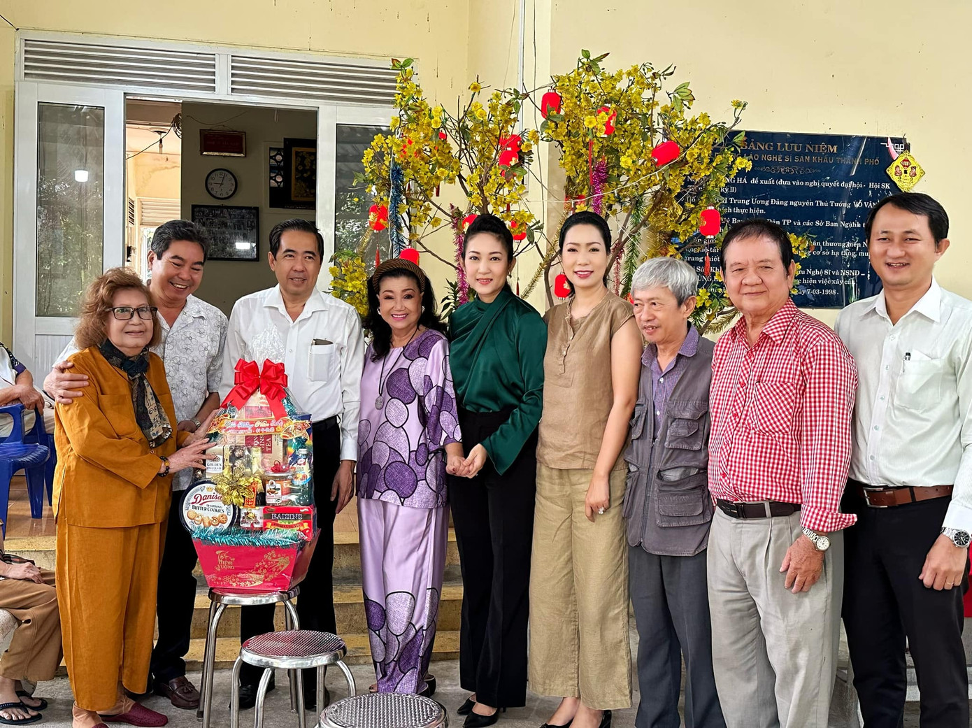 Lãnh đạo ngành Văn hóa của TPHCM, Hội sân khấu TPHCM tới thăm tặng quà Viện dưỡng lão Nghệ sĩ nhân Tết Quý Mão. Ảnh: Tư liệu nghệ sĩ.