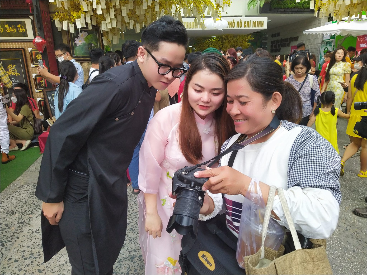 Nữ nhiếp ảnh gia đường phố cho biết số lượng khách chụp ảnh năm nay chỉ bằng 1/3 mọi năm vì mọi người tự chụp cho nhau quá nhiều. Nữ nhiếp ảnh gia đường phố cho biết số lượng khách chụp ảnh năm nay chỉ bằng 1/3 mọi năm vì mọi người tự chụp cho nhau quá nhiều.