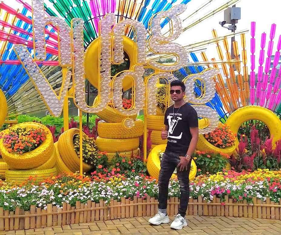 Chàng trai nước ngoài thích thú với vườn xuân làm từ lốp hỏng và chai lọ bỏ đi Chàng trai nước ngoài thích thú với vườn xuân làm từ lốp hỏng và chai lọ bỏ đi