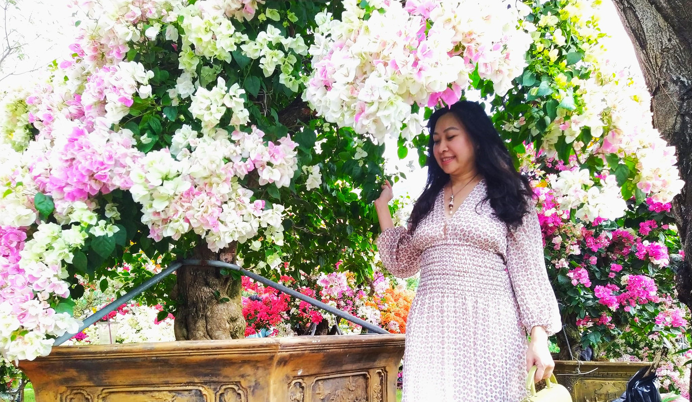 Nhiều người tới chợ hoa để chụp ảnh bên những cây hoa đẹp, quý hiếm. Tuy nhiên, với mức giá hàng trăm triệu đồng đến hàng tỷ đồng, trong bối cảnh kinh tế khó khăn, thị trường cây cảnh đắt tiền dịp Tết Quý Mão 2023 đang khá trầm lắng.