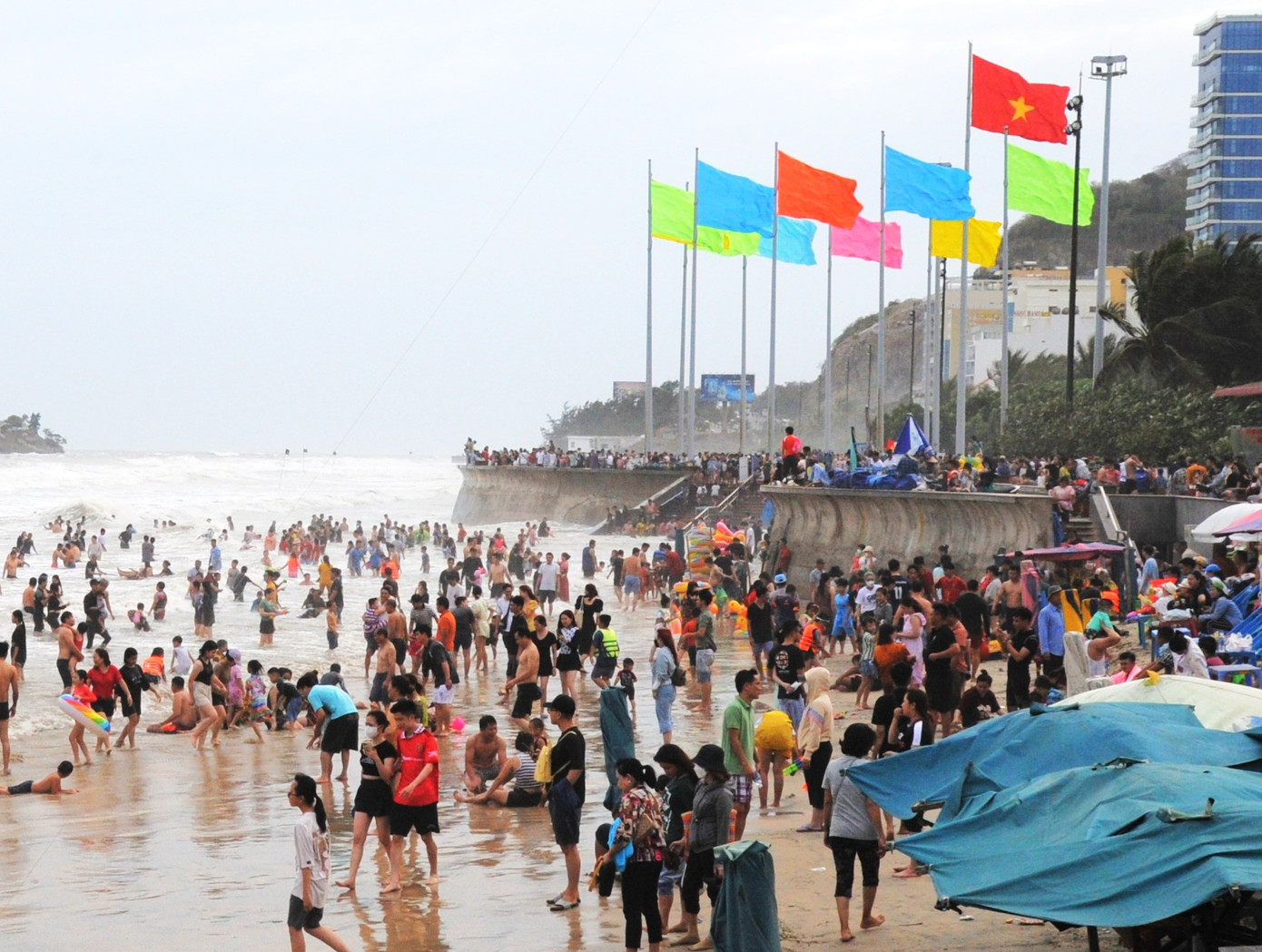 Người người, lớp lớp tắm biển. Người người, lớp lớp tắm biển.