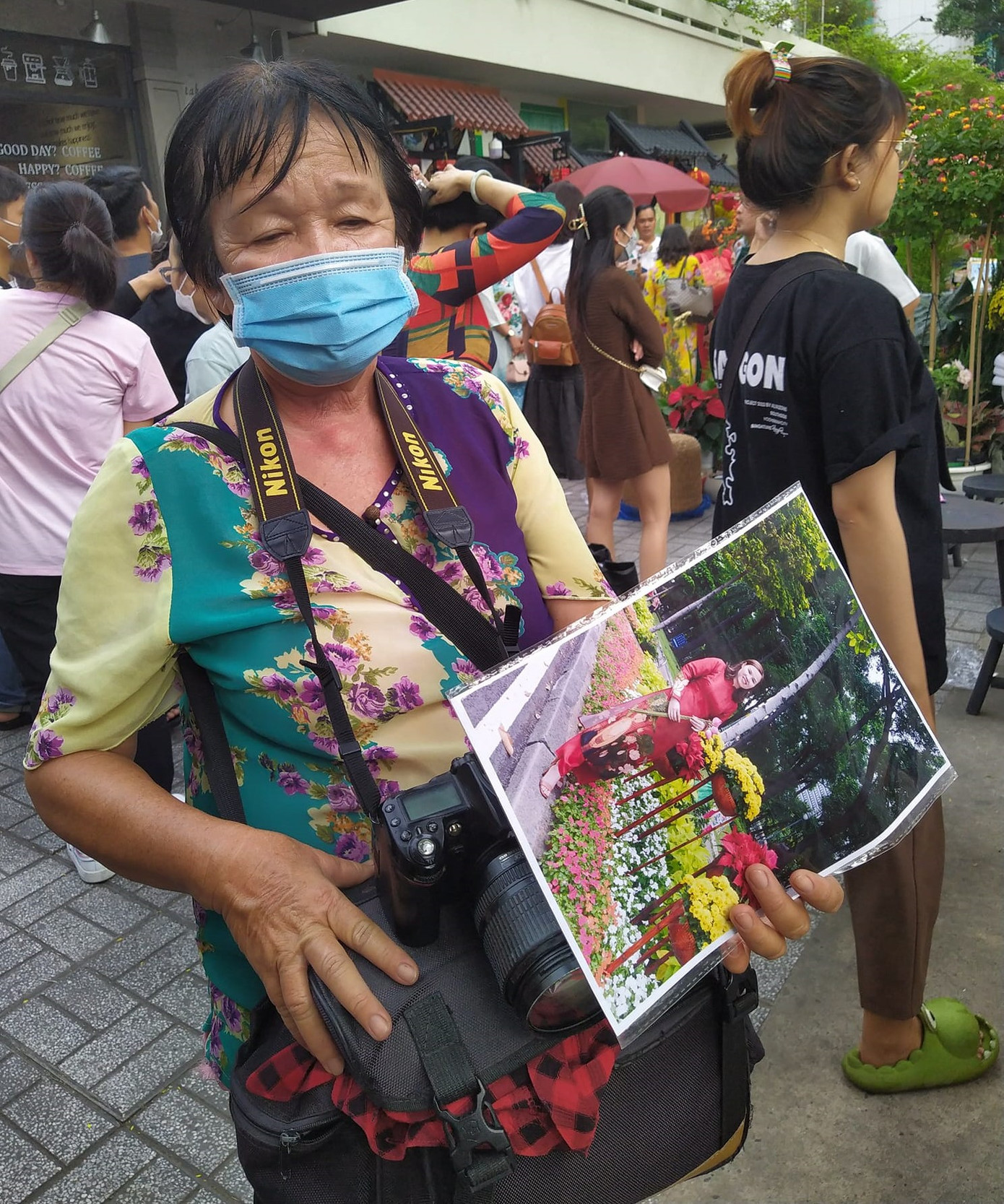 Mới đây, một số bạn trẻ trên cộng đồng mạng đã lên tiếng kêu gọi mọi người giúp đỡ các bác phó nháy lớn tuổi tại trung tâm TPHCM bằng cách hãy chụp ảnh để có các bức hình đẹp hơn, chuyên nghiệp hơn, đồng thời giúp các bác thợ ảnh có công ăn việc làm trong dịp Tết đến, Xuân về. Mới đây, một số bạn trẻ trên cộng đồng mạng đã lên tiếng kêu gọi mọi người giúp đỡ các bác phó nháy lớn tuổi tại trung tâm TPHCM bằng cách hãy chụp ảnh để có các bức hình đẹp hơn, chuyên nghiệp hơn, đồng thời giúp các bác thợ ảnh có công ăn việc làm trong dịp Tết đến, Xuân về.