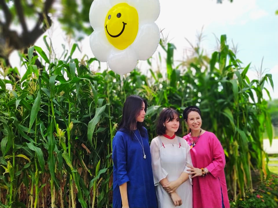 Thiếu nữ nước ngoài trong tà áo dài hòa mình cùng đại gia đình Việt Nam. Chắc chắn kỷ niệm đẹp về Tết Việt sẽ còn được lưu lại mãi trong ký ức các bạn trẻ nước ngoài đến Việt Nam xuân Quý Mão. Thiếu nữ nước ngoài trong tà áo dài hòa mình cùng đại gia đình Việt Nam. Chắc chắn kỷ niệm đẹp về Tết Việt sẽ còn được lưu lại mãi trong ký ức các bạn trẻ nước ngoài đến Việt Nam xuân Quý Mão.