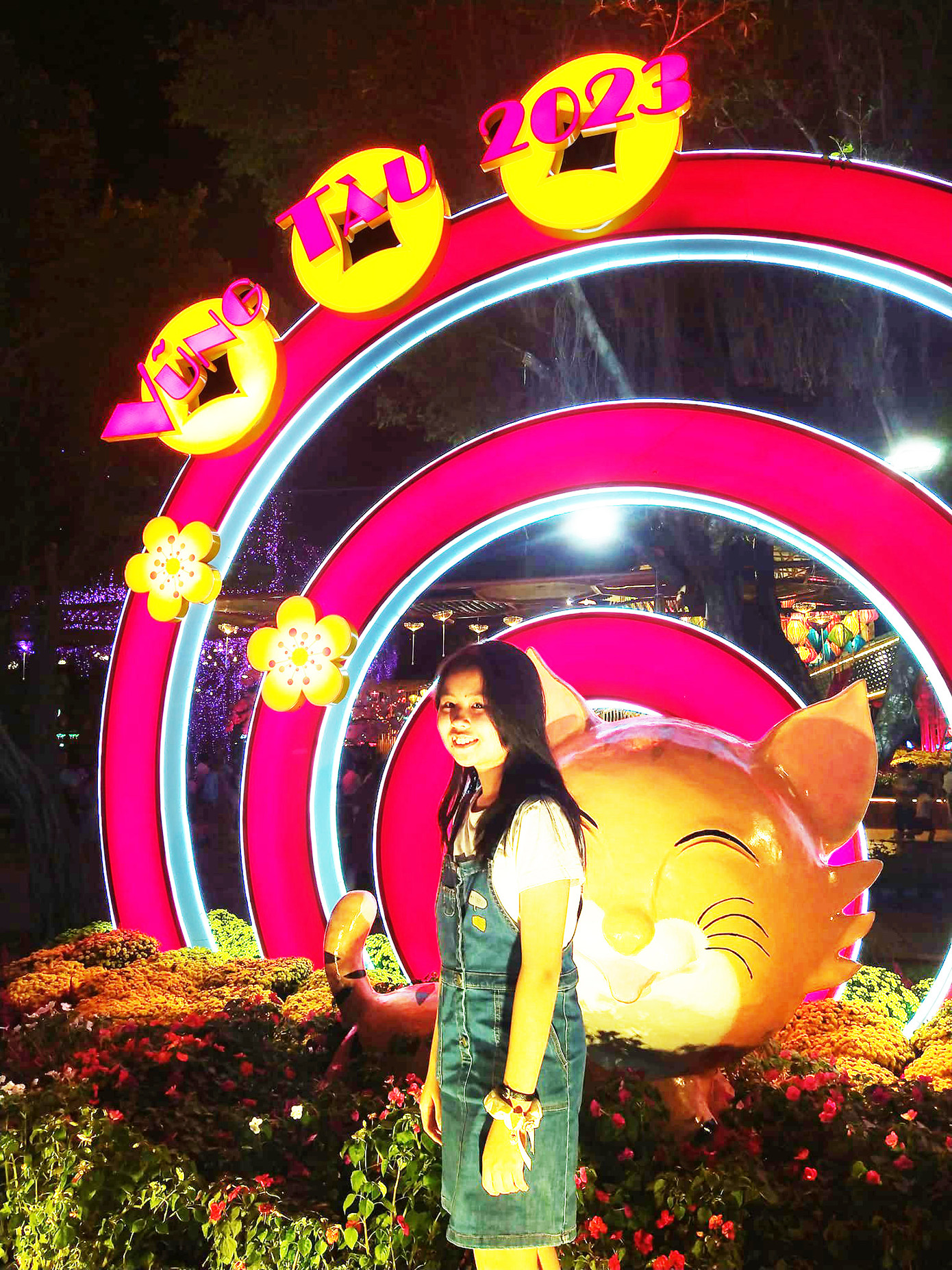 Em bé bên con mèo