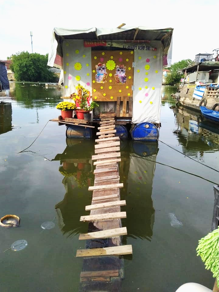 Gia đình người bán kem vẫn còn tất tả dọc ngang các xóm nghèo để bán kem cho trẻ con. Chiếc thuyền của họ được trang trí lại với hình ảnh hai chú mèo là linh vật của năm Quý Mão 2023. Gia đình người bán kem vẫn còn tất tả dọc ngang các xóm nghèo để bán kem cho trẻ con. Chiếc thuyền của họ được trang trí lại với hình ảnh hai chú mèo là linh vật của năm Quý Mão 2023.