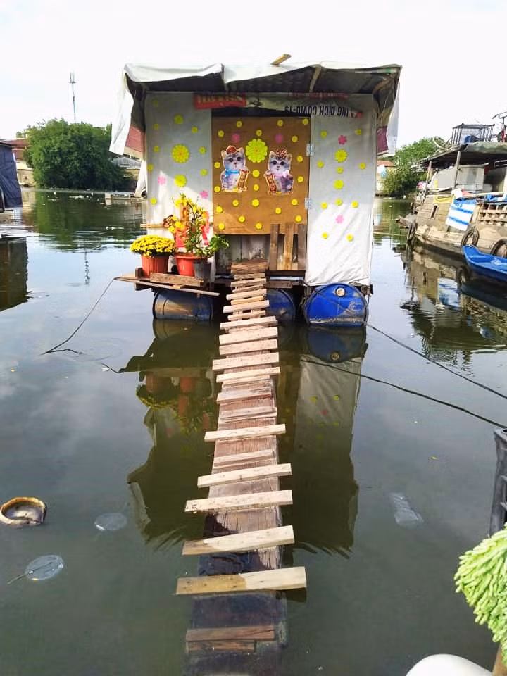 Gia đình người bán kem vẫn còn tất tả dọc ngang các xóm nghèo để bán kem cho trẻ con. Chiếc thuyền của họ được trang trí lại với hình ảnh hai chú mèo là linh vật của năm Quý Mão 2023. Gia đình người bán kem vẫn còn tất tả dọc ngang các xóm nghèo để bán kem cho trẻ con. Chiếc thuyền của họ được trang trí lại với hình ảnh hai chú mèo là linh vật của năm Quý Mão 2023.