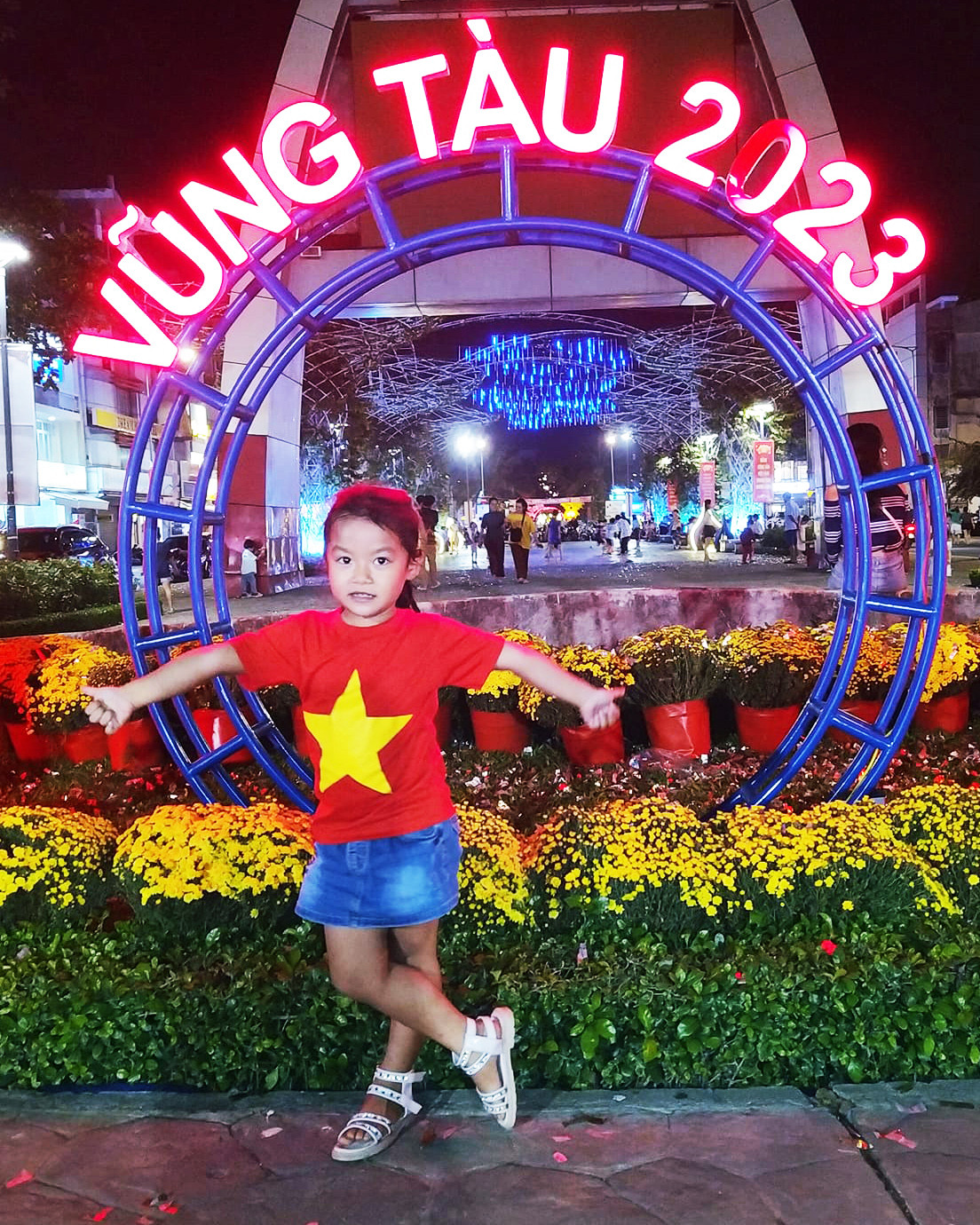 Em bé được mẹ cho đi chơi đêm xuân