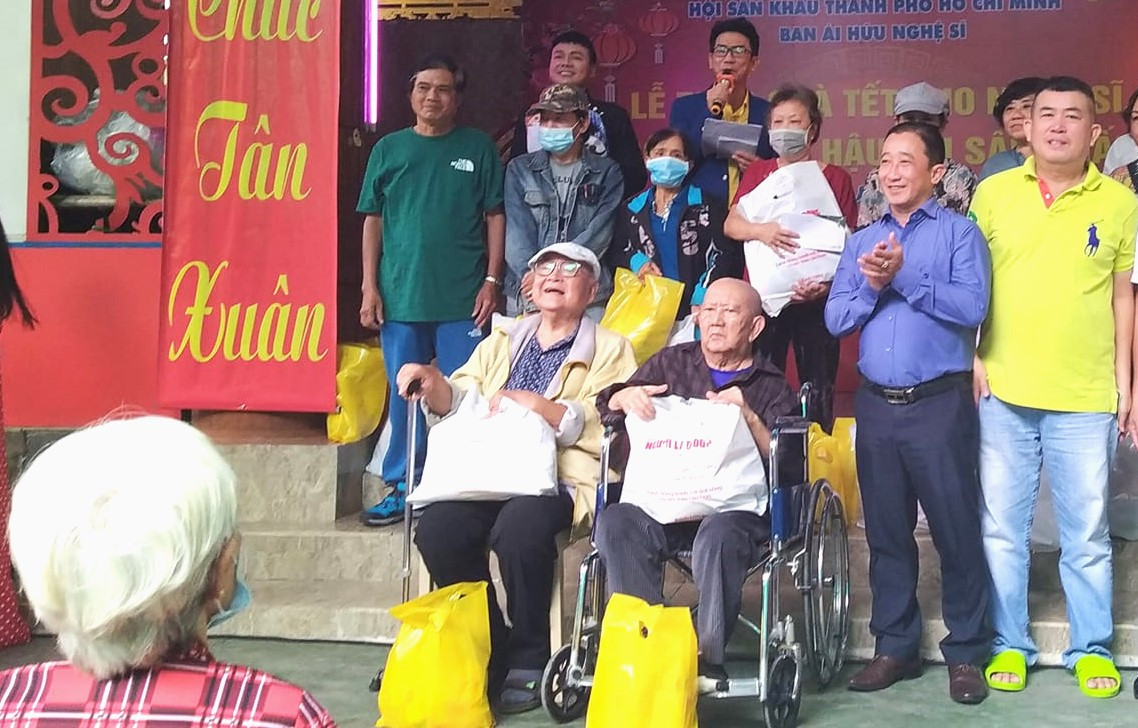 Các phần quà Tết được trao tận tay. Trong ảnh là nghệ sĩ Mạc Can (ngồi xe lăn bên phải) nhận quà trong đợt đầu tiên. Các phần quà Tết được trao tận tay. Trong ảnh là nghệ sĩ Mạc Can (ngồi xe lăn bên phải) nhận quà trong đợt đầu tiên.