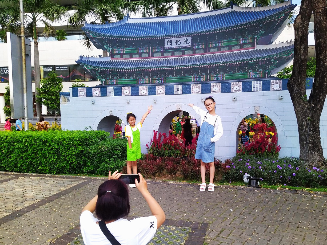 Một tiểu cảnh Hàn Quốc trên đường hoa xuân Phú Mỹ Hưng giúp người xa xứ nhớ về quê hương của mình Một tiểu cảnh Hàn Quốc trên đường hoa xuân Phú Mỹ Hưng giúp người xa xứ nhớ về quê hương của mình