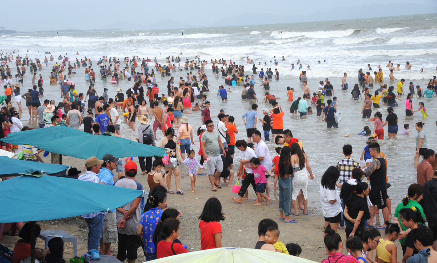 Bãi biển đông đến mức khó tìm một chỗ trống để thỏa thích bơi lội. Bãi biển đông đến mức khó tìm một chỗ trống để thỏa thích bơi lội.