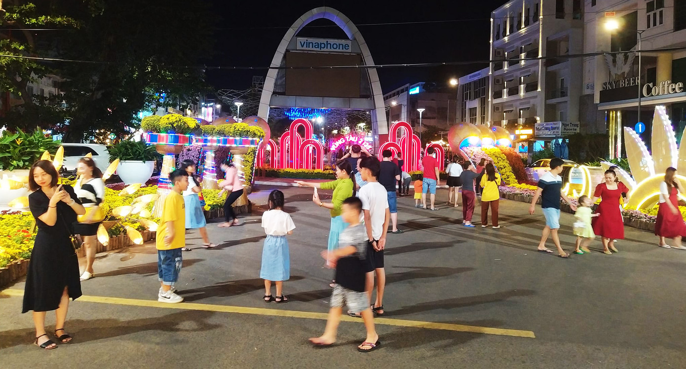 Du khách và người dân địa phương tới các điểm vui chơi giải trí vào ban đêm