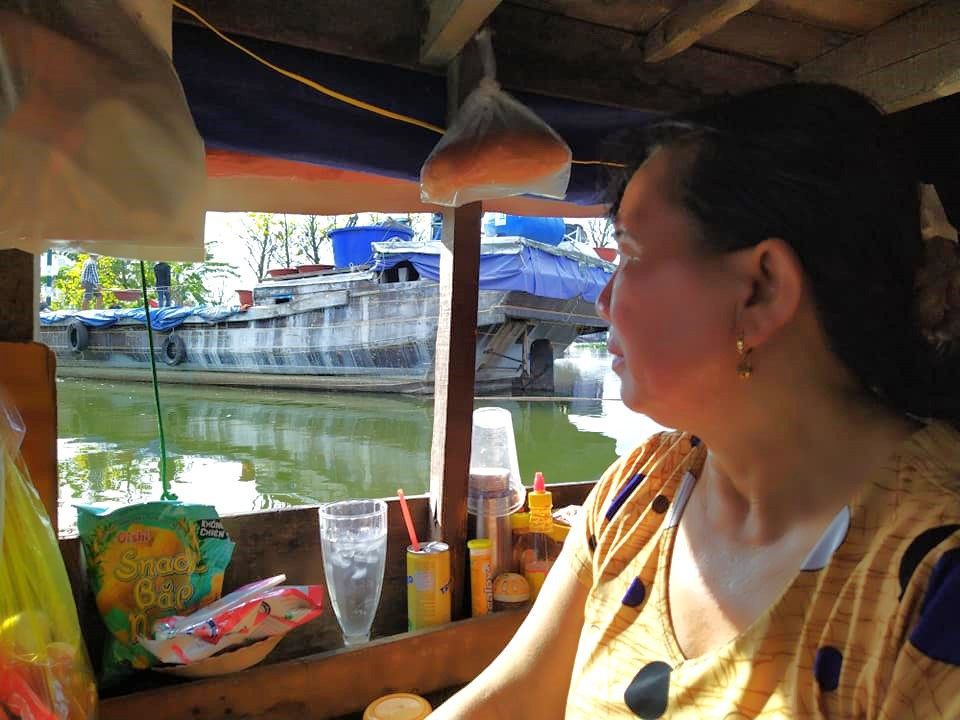 Chiều 30 Tết, cô Nương nói: "Cuộc sống dân vạn đò chúng tôi còn nhiều khó khăn nhưng Tết đến xuân về bà con cũng nhận được nhiều sự giúp đỡ của hàng xóm, láng giềng, chính quyền, người dân quanh bến đò và cả các nhà hảo tâm. Sự quan tâm của mọi người là niềm động viên cho chúng tôi hy vọng vào một năm mới Quý Mão nhiều điều tốt đẹp sẽ tới cho thành phố và cho đất nước". Chiều 30 Tết, cô Nương nói: "Cuộc sống dân vạn đò chúng tôi còn nhiều khó khăn nhưng Tết đến xuân về bà con cũng nhận được nhiều sự giúp đỡ của hàng xóm, láng giềng, chính quyền, người dân quanh bến đò và cả các nhà hảo tâm. Sự quan tâm của mọi người là niềm động viên cho chúng tôi hy vọng vào một năm mới Quý Mão nhiều điều tốt đẹp sẽ tới cho thành phố và cho đất nước".