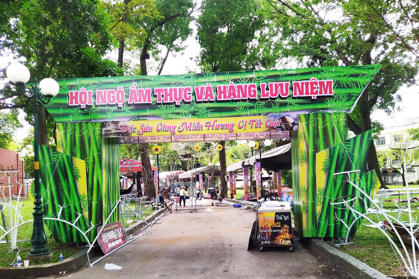 Khu vực không thể thiếu: Khu ẩm thực và hàng lưu niệm