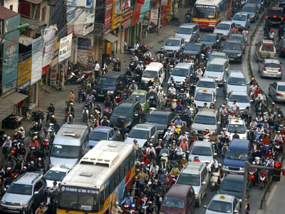 Mỗi phương tiện lưu hành tới đây có thể phải nộp phí hàng triệu đồng/năm . Ảnh: Hồng Vĩnh Mỗi phương tiện lưu hành tới đây có thể phải nộp phí hàng triệu đồng/năm