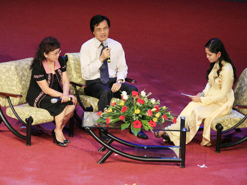 GS. TS Trần Thu Hà – Giám đốc nhạc viện Hà Nội và ông Dương Viết Roãn - Chủ tịch hội đồng quản trị, tổng công ty xây dựng công trình giao thông 5 (Cienco 5). Ảnh : Hồng Vĩnh