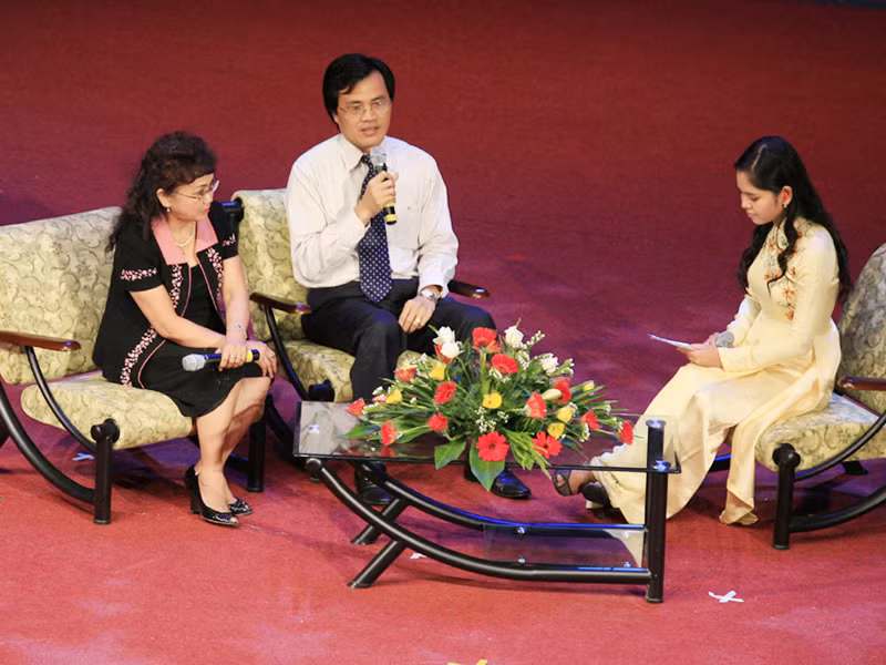 GS. TS Trần Thu Hà – Giám đốc nhạc viện Hà Nội và ông Dương Viết Roãn - Chủ tịch hội đồng quản trị, tổng công ty xây dựng công trình giao thông 5 (Cienco 5). Ảnh : Hồng Vĩnh