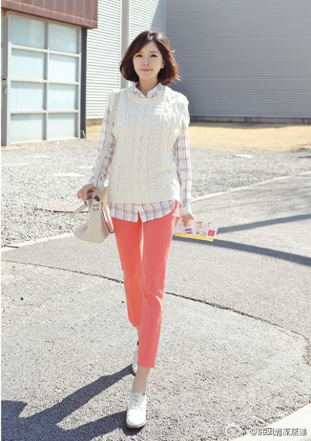 Cặp đôi chưa bao giờ lỗi mốt - quần jeans + áo sơ mi. Quần jeans - áo pull đem lại cho bạn vẻ năng động trẻ trung.