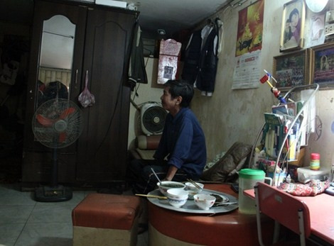 Với diện tích 11m2 và phòng bếp rộng 6m2, cả gia đình ông Thành với 3 thế hệ đều phải sống chung, không những thế những mảng tường ở trong nhà chị đã bị bong tróc hết