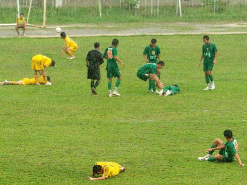 Cầu thủ hai đội xúm quanh Thiên Chương và Thanh Trường. Ảnh: Dương Thu