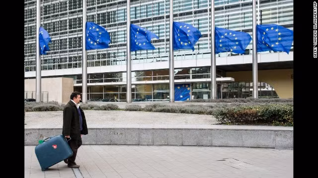 Cở rủ được treo tại trụ sở Ủy ban Liên minh Châu Âu tại Brussels, Belgium.