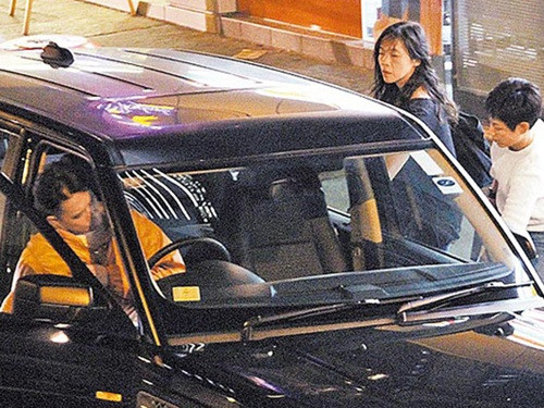 Lương Triều Vỹ và hai người phụ nữ lạ