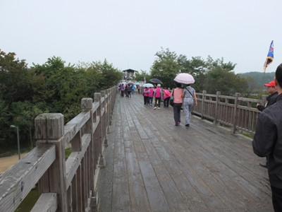 Sát cạnh Quảng trường là cây cầu Tự do dài 83 mét, rộng 4,5 m, cao 8 m được làm bằng gỗ thông và sắt bắc ngang dòng sông Imjingang nối hai bờ Triều Tiên. Tên của cây cầu bắt nguồn từ những tiếng hô “Tự do” của những người lính được trao trả sau Hiệp định ngừng bắn năm 1953 đặt những bước chân đầu tiên lên cầu sau khi trở về từ bên kia chiến tuyến. Phần lớn cây cầu đã bị phá hủy, còn còn lại một đoạn, ở cuối đoạn cầu là hàng rào dây kẽm gai. Có thể coi đây là điểm tận cùng của đất nước Hàn Quốc