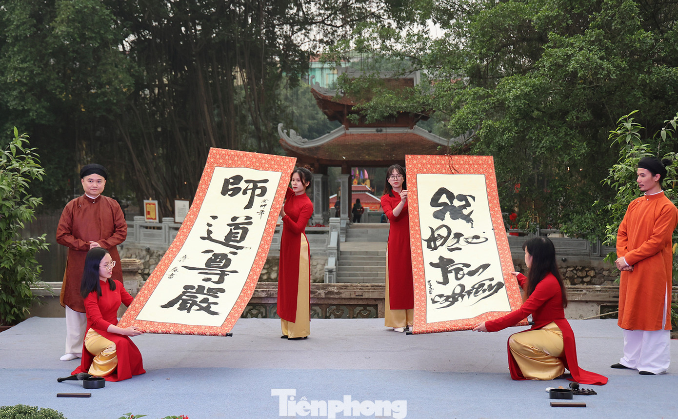 Những nét chữ tài hoa với ý nghĩa sâu sắc trên nền giấy điệp đã mang đến không khí tết ấm áp, rộn ràng.